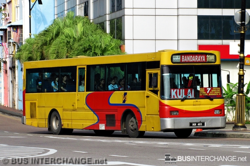 A Hino RK1JSKA (BGR4613) operating on S & S bus service 7