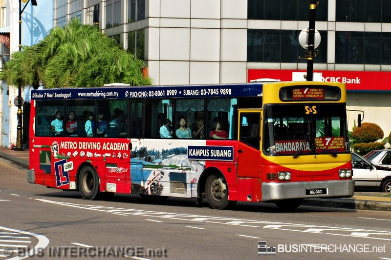 A Nissan Diesel JP251 (BGU3601) operating on S & S bus service 7