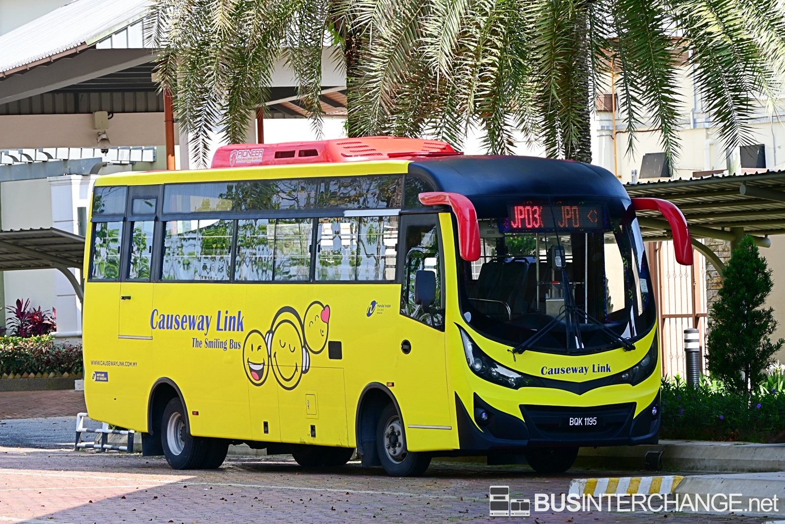 A Hino XZU720R (BQK1195) operating on Causeway Link bus service JPO3
