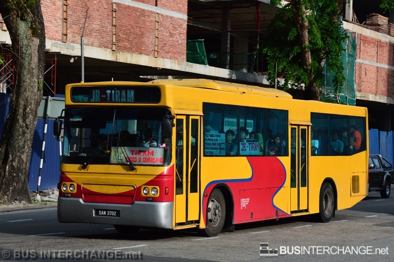 A Hino RK1JSKA (DAM3702) operating on S & S bus service 1