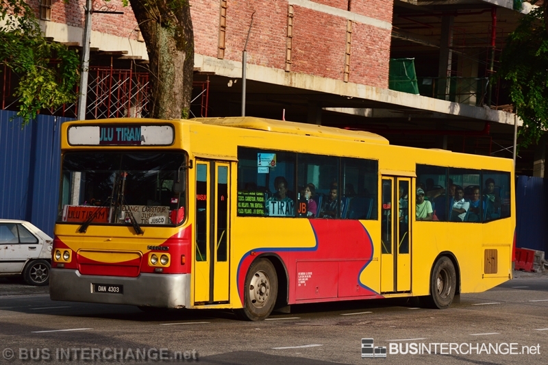 A Hino RK1JSKA (DAN4303) operating on S & S bus service 1