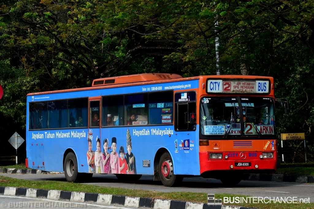 A Mercedes-Benz OH1318 (JEM4909) operating on City Bus bus service 2