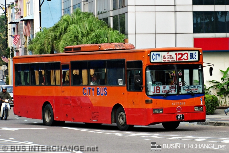 A Mercedes-Benz OH1318 (JEQ5541) operating on City Bus bus service 123
