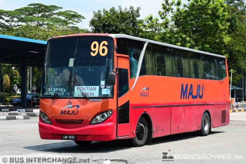 A Hino AK1JRKA (JJM1932) operating on Maju bus service 96