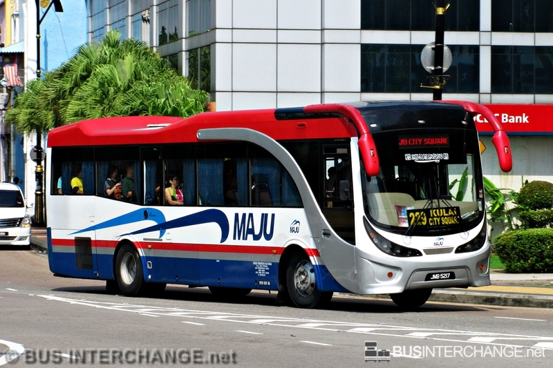 A Hino AK1JRKA (JMB5217) operating on Maju bus service 229