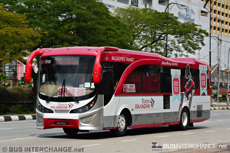 A Hino AK1JRKA (JMH9521) operating on Maju bus service BET2