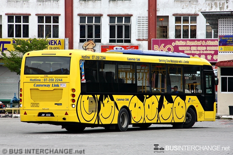 A Sksbus SA12-300 (JNP4032) operating on Causeway Link bus service 52T