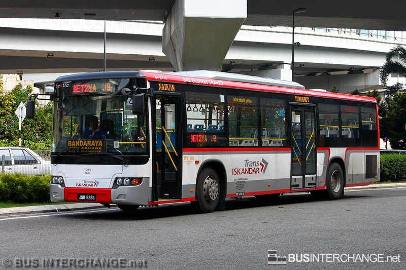 A Higer KLQ6128G (JNW6296) operating on Maju bus service BET2