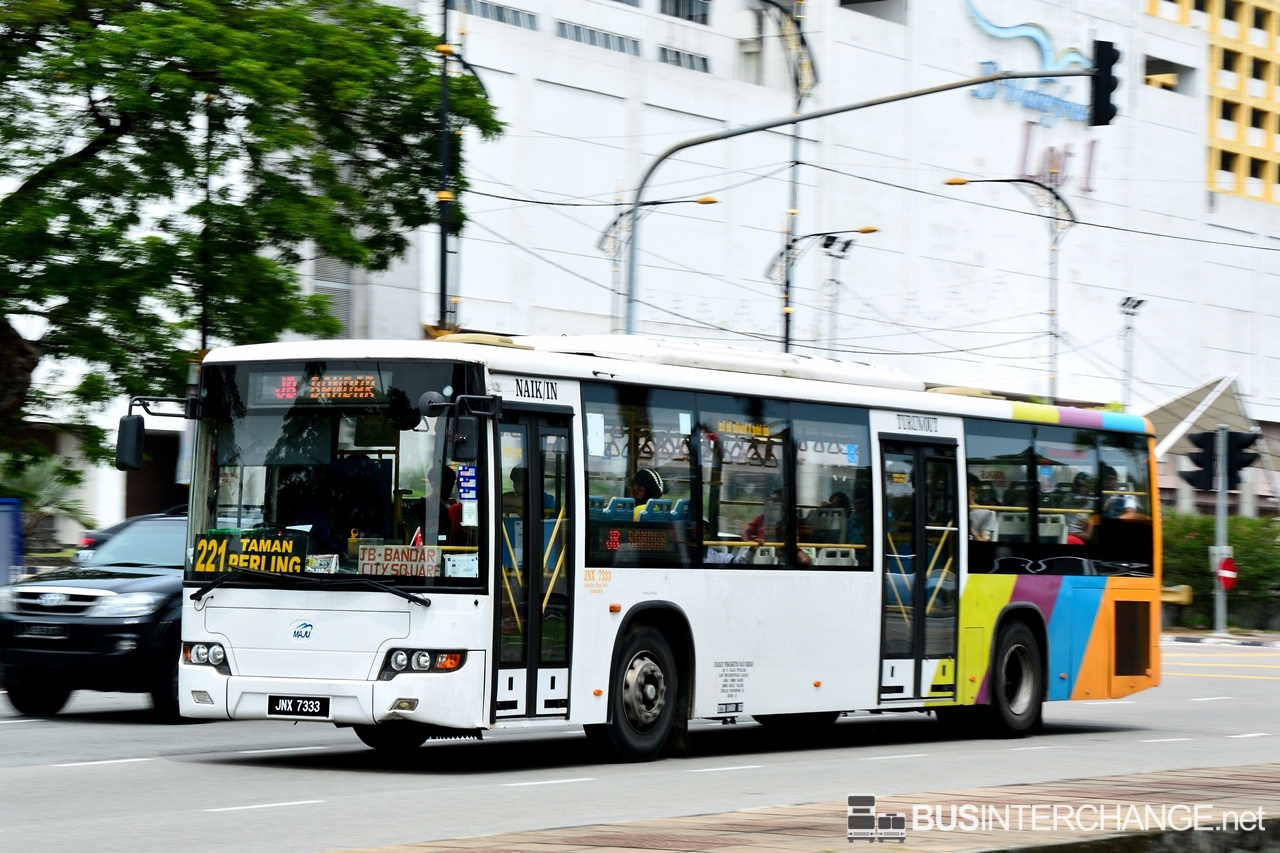 A Higer KLQ6128G (JNX7333) operating on Maju bus service 221