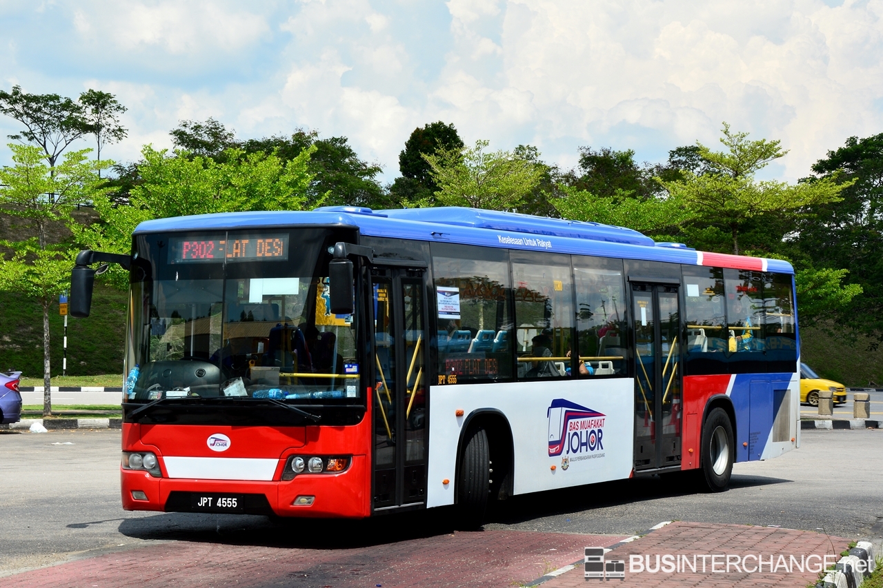 A Higer KLQ6128G (JPT4555 ) operating on Maju bus service P302