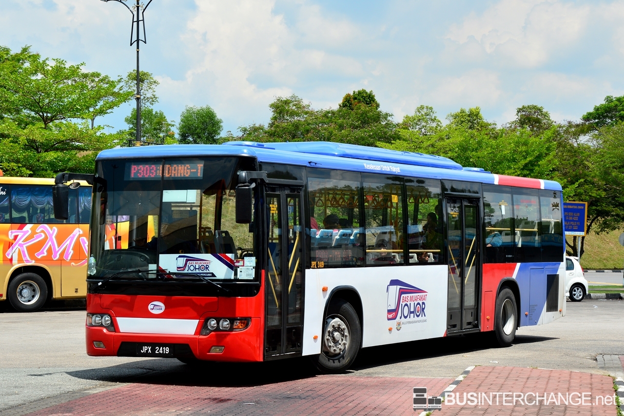 A Higer KLQ6128G (JPX2419 ) operating on Maju bus service P303