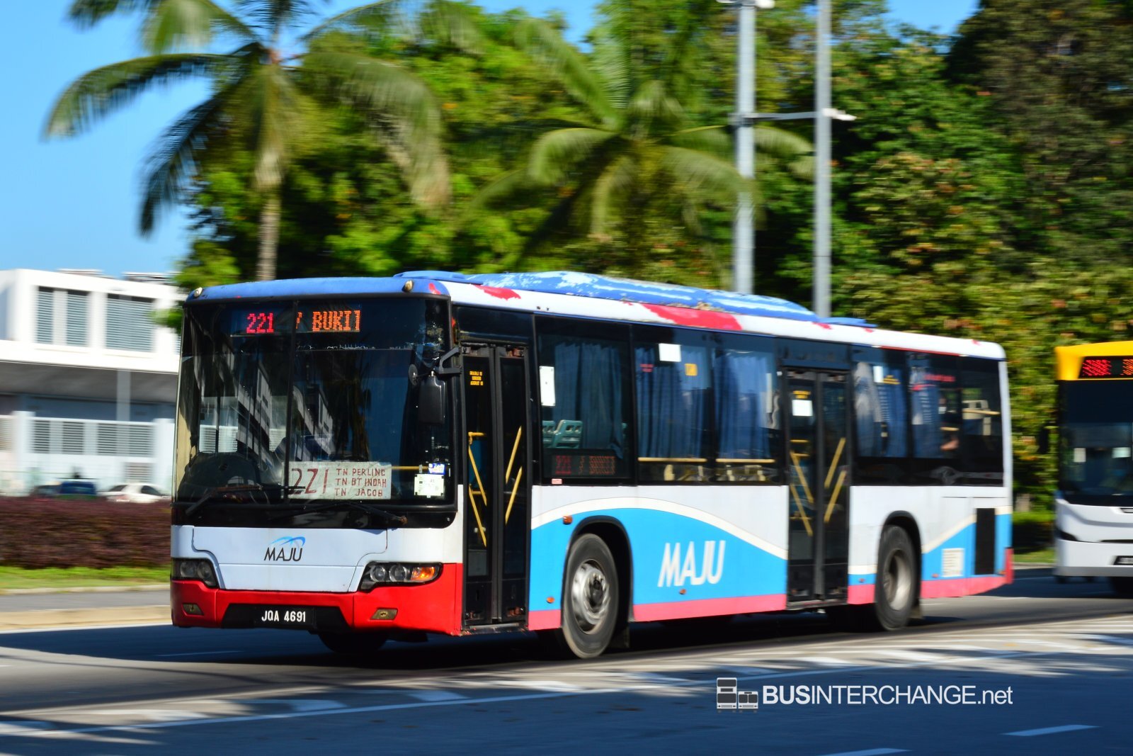 A Higer KLQ6128G (JQA4691) operating on Maju bus service 221