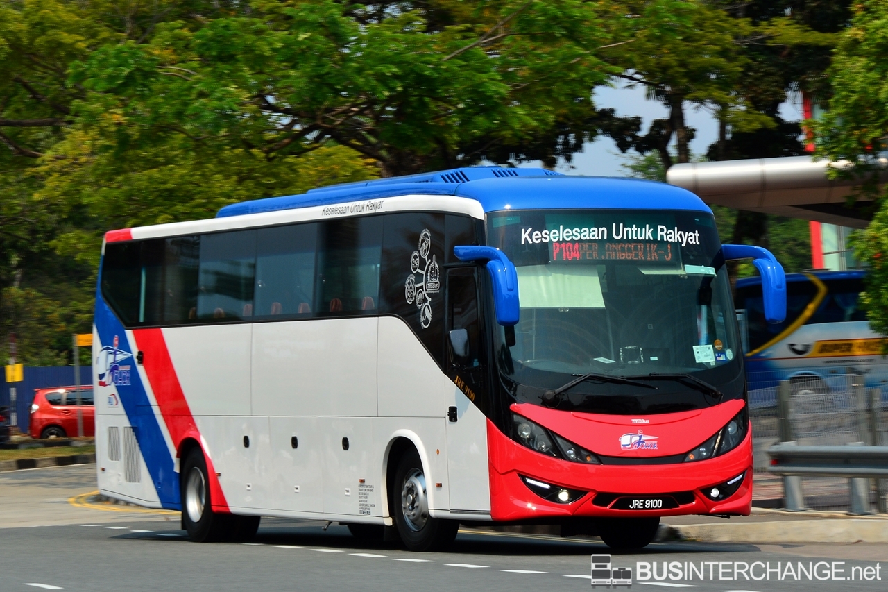 A Hino RK1JSLL (JRE9100) operating on Mayang Sari bus service P104