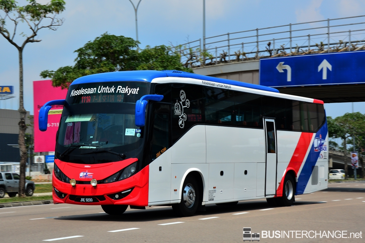 A Hino RK1JSLL (JRE9200) operating on Mayang Sari bus service P111