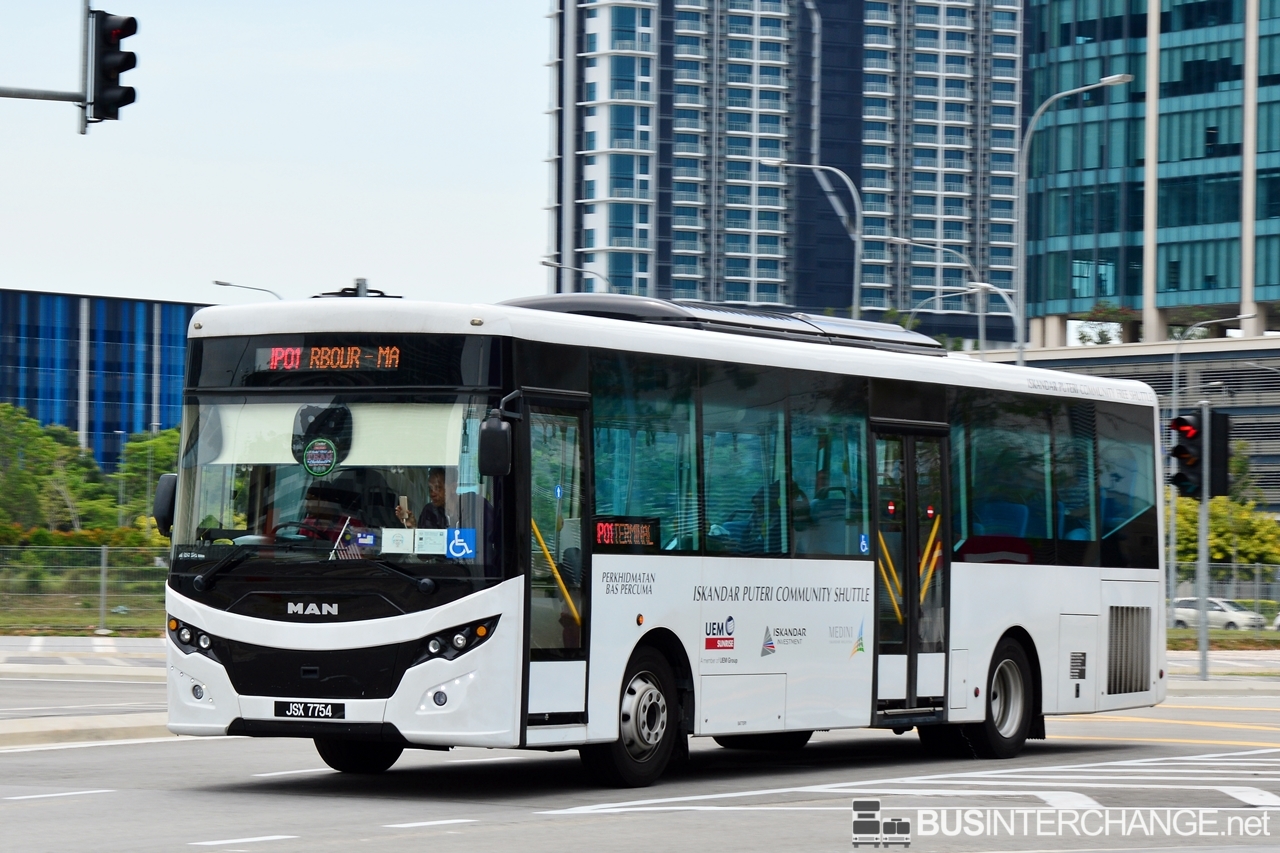 A MAN 14.280 HOCL-NL (A80) (JSX7754) operating on UEM Sunrise bus service IP01
