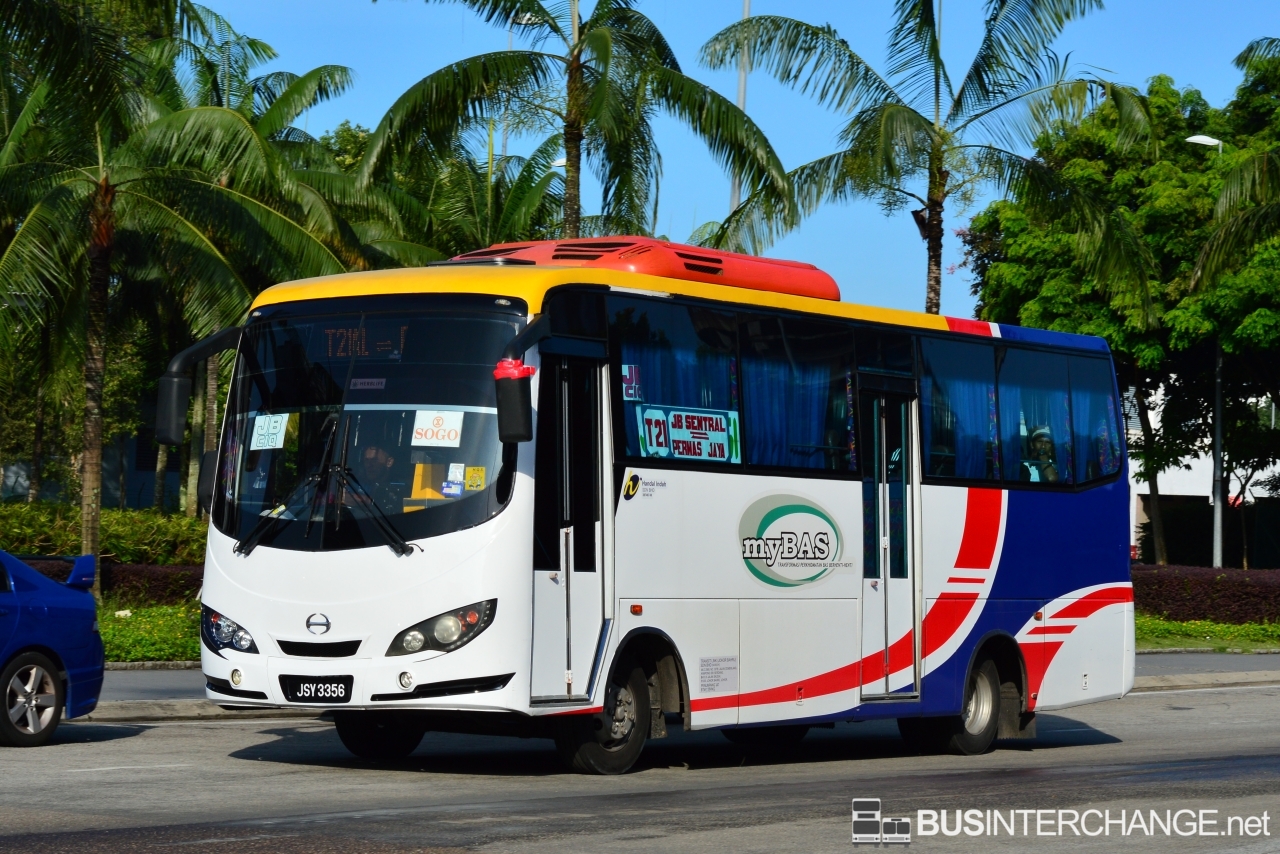 A Hino XZU720R (JSY3356) operating on Causeway Link bus service T21