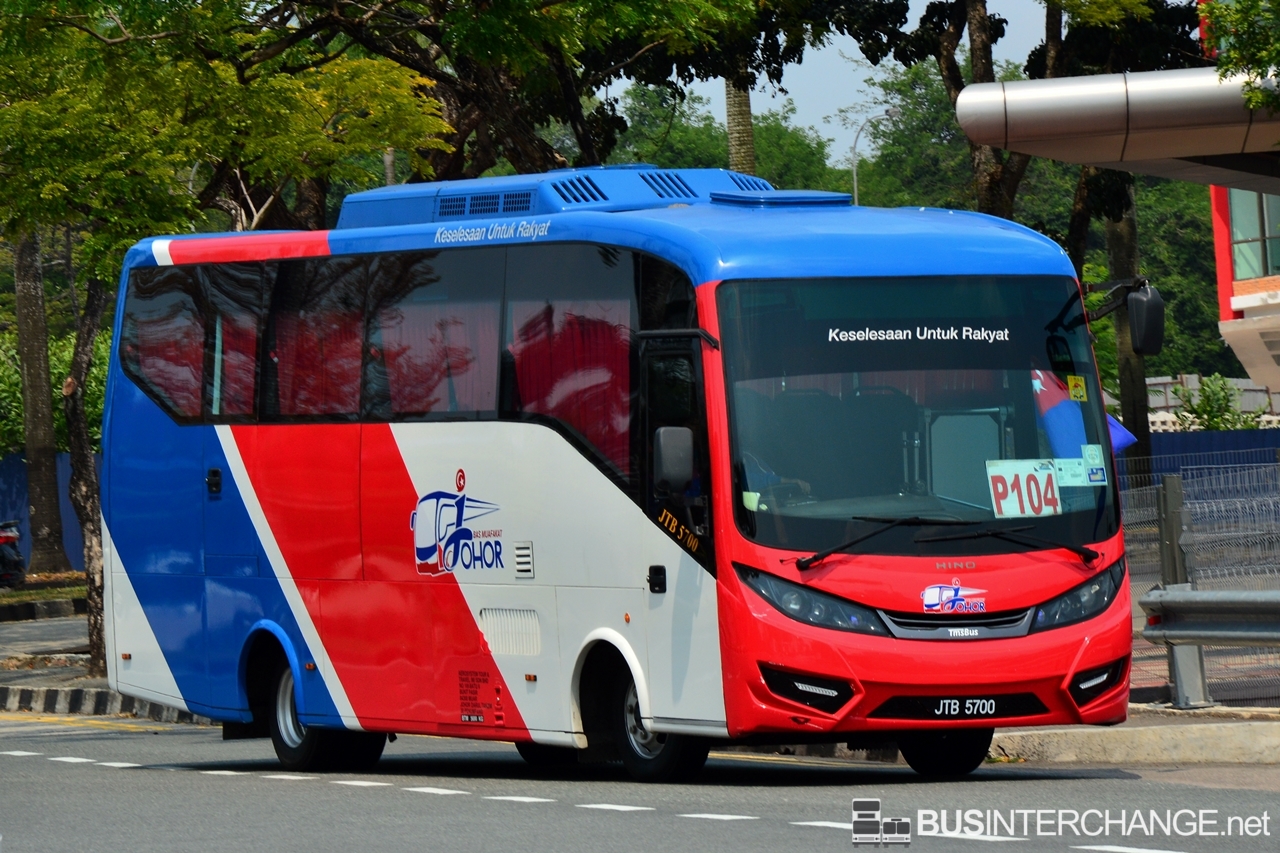 A Hino XZU720R (JTB5700) operating on Mayang Sari bus service P104