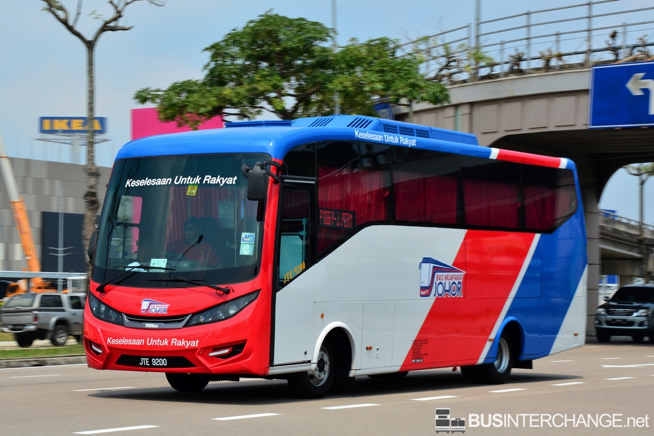 A Hino XZU720R (JTE9200) operating on Mayang Sari bus service P106