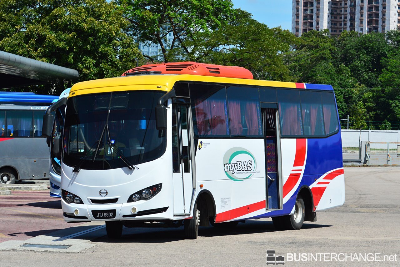 A Hino XZU720R (JTJ9902) operating on Causeway Link bus service T41