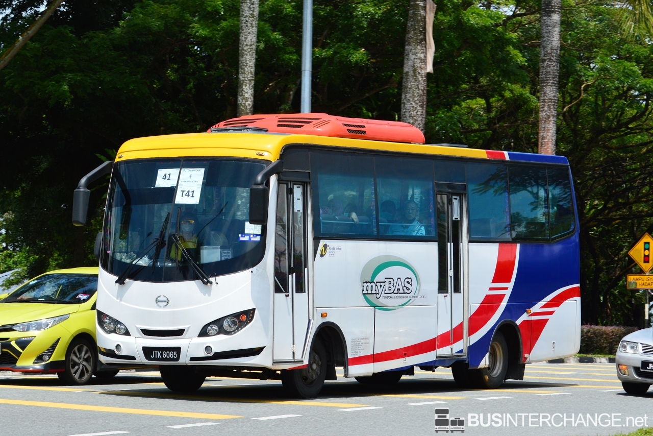 A Hino XZU720R (JTK6065) operating on Causeway Link bus service T41