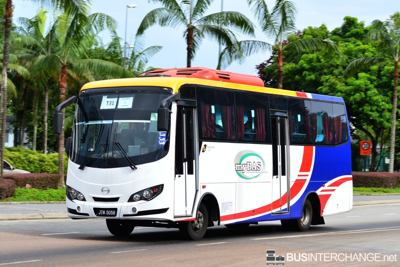 A Hino XZU720R (JTM5058) operating on Causeway Link bus service T31