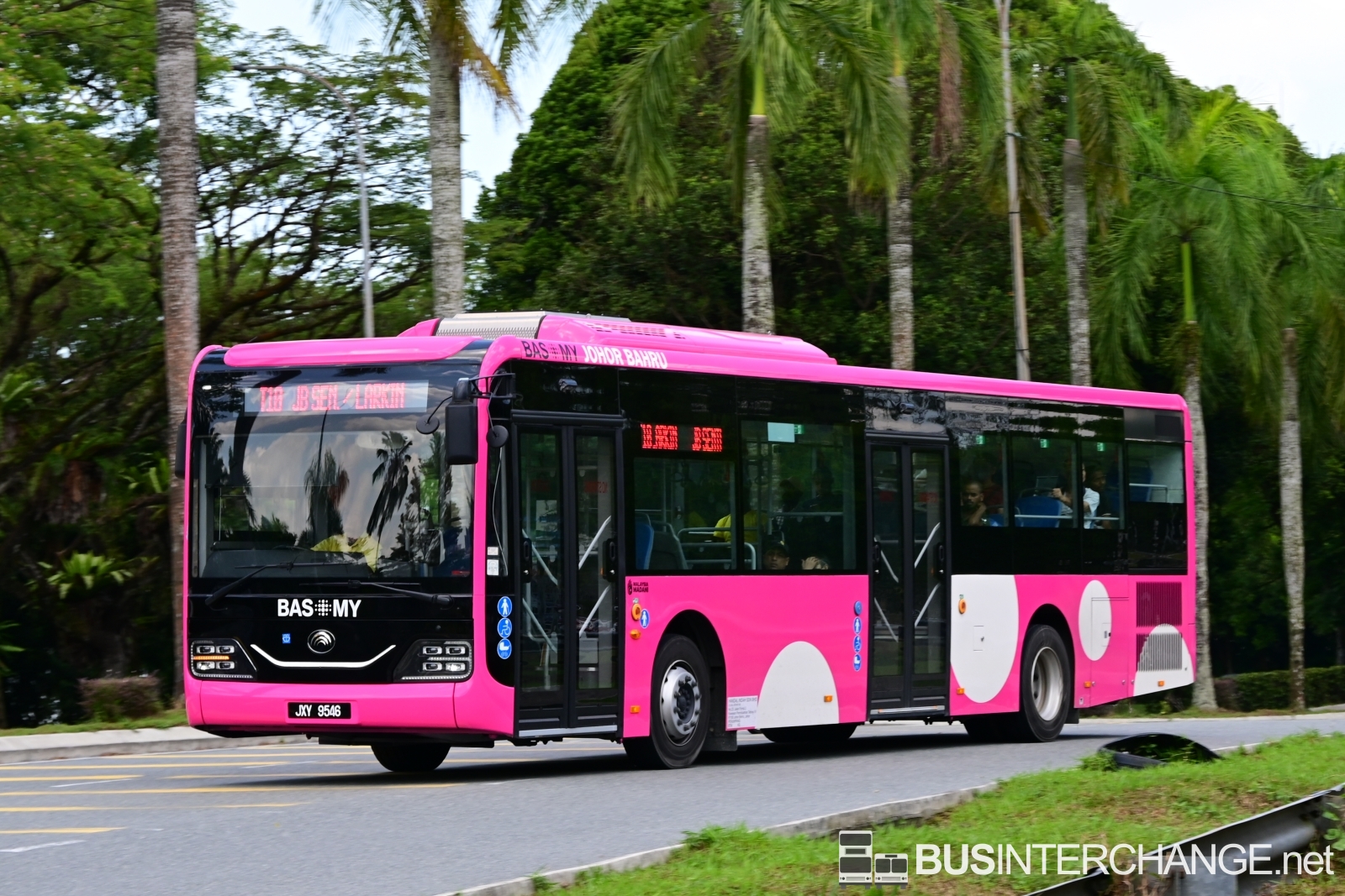 The Yutong ZK6128HG with Yutong bodywork (JXY9546) is seen on myBAS Johor Bahru Route T10 with BAS.MY Johor Bahru livery.