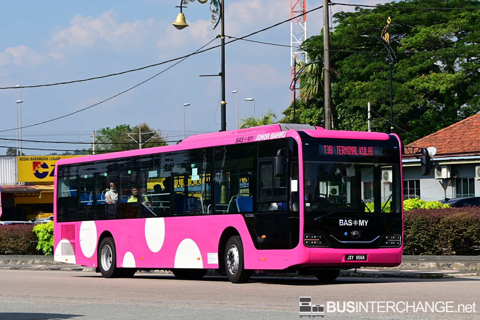 The Yutong ZK6128HG with Yutong bodywork (JXY9564) is seen on myBAS Johor Bahru Route T30 with BAS.MY Johor Bahru livery.